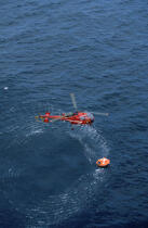 Hélicoptère au-dessus d'un canot de survie. © Philip Plisson / Plisson La Trinité / AA01761 - Photo Galleries - Maritime activity