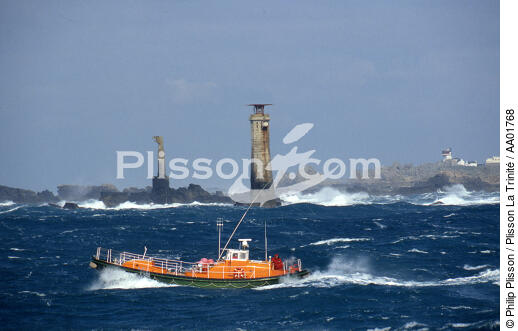 Canot de sauvetage près de Nividic. - © Philip Plisson / Plisson La Trinité / AA01768 - Photo Galleries - Sea Rescue