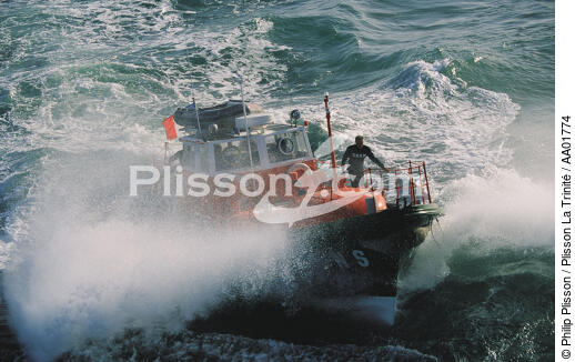 Le canot de sauvetage du conquet dans la houle. - © Philip Plisson / Plisson La Trinité / AA01774 - Photo Galleries - Storm at sea