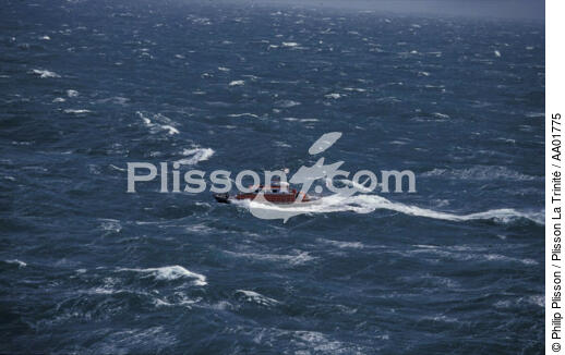 Le canot de l'Ile Molène dans les vagues. - © Philip Plisson / Plisson La Trinité / AA01775 - Nos reportages photos - Sauvetage en mer