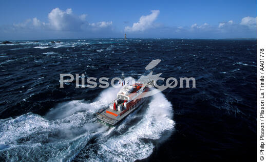 Le canot de l'ile Molène à toute vitesse. - © Philip Plisson / Plisson La Trinité / AA01778 - Photo Galleries - Finistère
