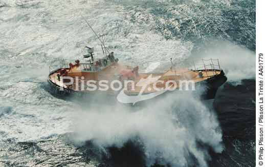 Le canot d'Ouessant dans une vague. - © Philip Plisson / Plisson La Trinité / AA01779 - Nos reportages photos - Mer d'Iroise