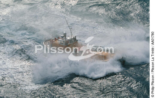 Une vague sur le canot d'Ouessant. - © Philip Plisson / Plisson La Trinité / AA01780 - Photo Galleries - Lifeboat