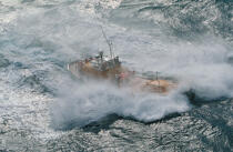 Une vague sur le canot d'Ouessant. © Philip Plisson / Plisson La Trinité / AA01780 - Photo Galleries - Lifesaving at sea