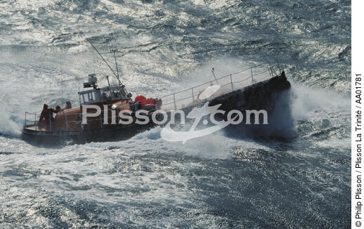 Le canot d'Ouessant s'enfonçant dans la mer. - © Philip Plisson / Plisson La Trinité / AA01781 - Photo Galleries - Lifesaving at sea