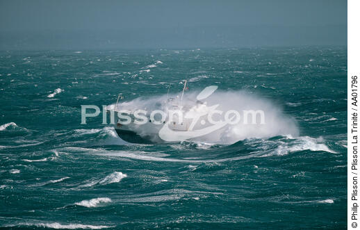 Le Fromveur dans une vague. - © Philip Plisson / Plisson La Trinité / AA01796 - Nos reportages photos - Transport maritime