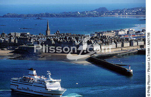 Le Ferry Le Bretagne, devant Saint-Malo. - © Philip Plisson / Plisson La Trinité / AA01798 - Nos reportages photos - Ille & Vilaine