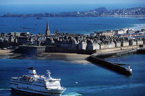 Le Ferry Le Bretagne, devant Saint-Malo. © Philip Plisson / Plisson La Trinité / AA01798 - Nos reportages photos - Ville [35]