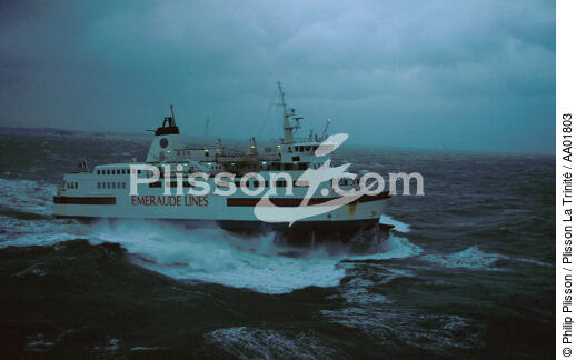 Un Ferry de Emeraude Lines. - © Philip Plisson / Plisson La Trinité / AA01803 - Photo Galleries - Rough weather