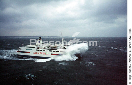 Un Ferry de Emeraude Lines dans une mer agitée. - © Philip Plisson / Plisson La Trinité / AA01804 - Nos reportages photos - Ciel de grain