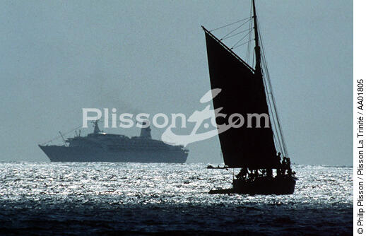 Ferry et voilier de travail en contre-jour. - © Philip Plisson / Plisson La Trinité / AA01805 - Nos reportages photos - Vieux gréement