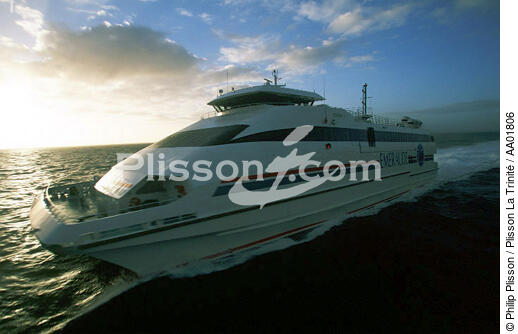 Navispace de Emeraude Lines. - © Philip Plisson / Plisson La Trinité / AA01806 - Photo Galleries - Ferry boat