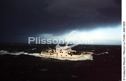 Le Enez Eussa sous un gros nuage. - © Guillaume Plisson / Plisson La Trinité / AA01809 - Photo Galleries - Storm at sea