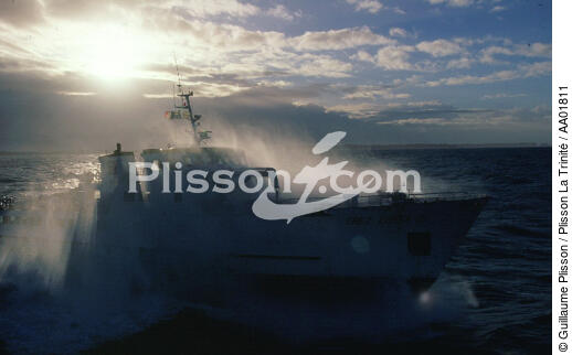 Le Enez Eussa en contre-jour. - © Guillaume Plisson / Plisson La Trinité / AA01811 - Nos reportages photos - Transport maritime