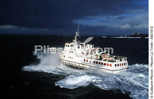 Enez Eussa sur une vague. - © Guillaume Plisson / Plisson La Trinité / AA01812 - Photo Galleries - Stormy sky