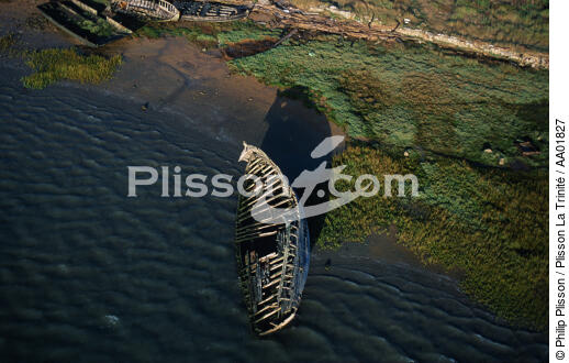 Cimetière marin au bord d'une rivière. - © Philip Plisson / Plisson La Trinité / AA01827 - Photo Galleries - Hydrology