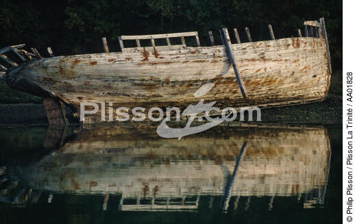 Reflet d'une épave. - © Philip Plisson / Plisson La Trinité / AA01828 - Nos reportages photos - Cimetière marin