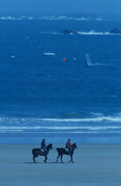 Randonnée équestre sur la plage. © Philip Plisson / Plisson La Trinité / AA01832 - Nos reportages photos - Planche à voile
