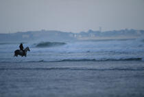 Randonnée équestre en bord de mer. © Guillaume Plisson / Plisson La Trinité / AA01834 - Photo Galleries - Horse
