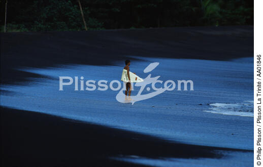 Surfeur. - © Philip Plisson / Plisson La Trinité / AA01846 - Photo Galleries - Tahiti