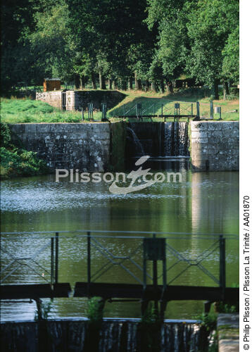 Une écluse du Canal de Nantes à Brest. - © Philip Plisson / Plisson La Trinité / AA01870 - Nos reportages photos - Ecluse
