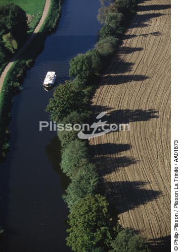 Péniche sur le Canal de Nantes à Brest. - © Philip Plisson / Plisson La Trinité / AA01873 - Photo Galleries - Land activity