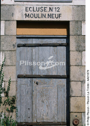 Porte d'écluse. - © Philip Plisson / Plisson La Trinité / AA01879 - Nos reportages photos - Canal