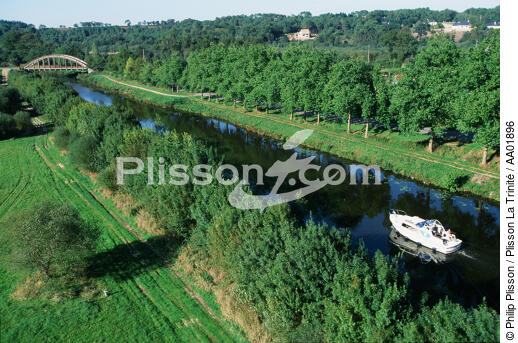 Vedette sur le Canal de Nantes à Brest. - © Philip Plisson / Plisson La Trinité / AA01896 - Nos reportages photos - Hydrologie