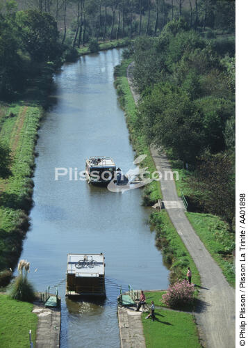 Péniche sur le Canal de Nantes à Brest. - © Philip Plisson / Plisson La Trinité / AA01898 - Nos reportages photos - Navigation fluviale