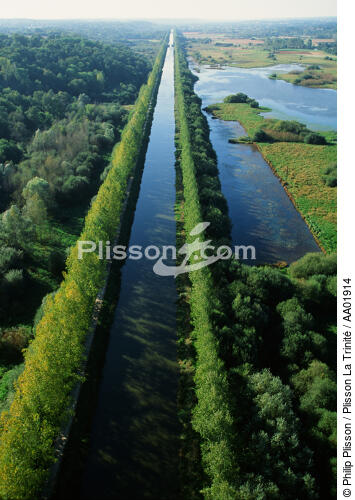 Canal de Nantes à Brest à Peillac. - © Philip Plisson / Plisson La Trinité / AA01914 - Nos reportages photos - Canal
