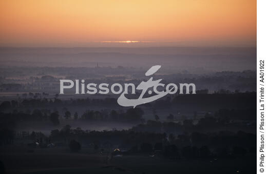 Brume sur Josselin. - © Philip Plisson / Plisson La Trinité / AA01922 - Nos reportages photos - Ville [56]