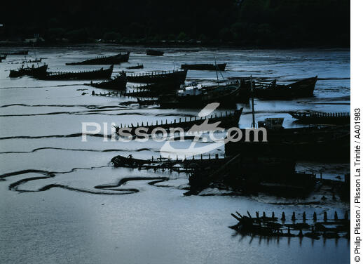 Epave dans la rivière du Blavet. - © Philip Plisson / Plisson La Trinité / AA01983 - Nos reportages photos - Cimetière marin