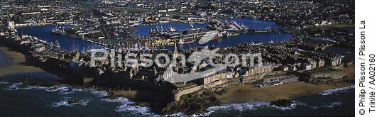 Remparts de St-Malo. - © Philip Plisson / Plisson La Trinité / AA02160 - Nos reportages photos - Panoramique horizontal