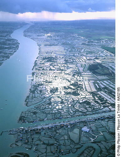 Vue aérienne de la rivière et de marais. - © Philip Plisson / Plisson La Trinité / AA02185 - Nos reportages photos - Ciel gris