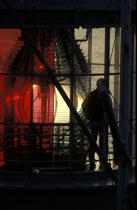 Le gardien de Kéréon dans la lentille. © Philip Plisson / Plisson La Trinité / AA02215 - Nos reportages photos - Gardien de phare