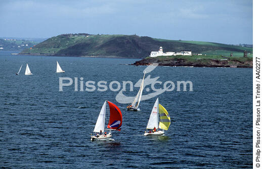 Voiliers devant le phare de Roches Point. - © Philip Plisson / Plisson La Trinité / AA02277 - Nos reportages photos - Irlande, l'île verte