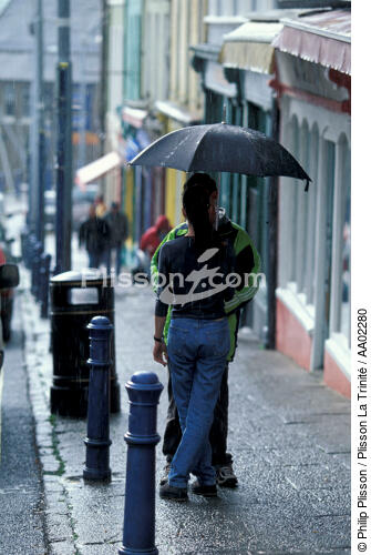 Sous un parapluie à Cobh. - © Philip Plisson / Plisson La Trinité / AA02280 - Nos reportages photos - Irlande, l'île verte
