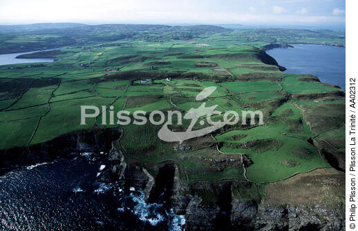 Vue aérienne d'un paysage irlandais. - © Philip Plisson / Plisson La Trinité / AA02312 - Nos reportages photos - Côte sauvage