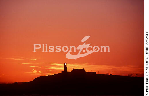 Coucher de soleil sur le phare de Galley Head. - © Philip Plisson / Plisson La Trinité / AA02314 - Nos reportages photos - Irlande, l'île verte