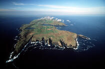 Clear Island. © Philip Plisson / Plisson La Trinité / AA02318 - Photo Galleries - Blue sky