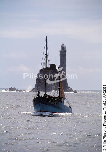 Bateau de pêche devant le phare du Fastnet. - © Philip Plisson / Plisson La Trinité / AA02335 - Nos reportages photos - Mer calme