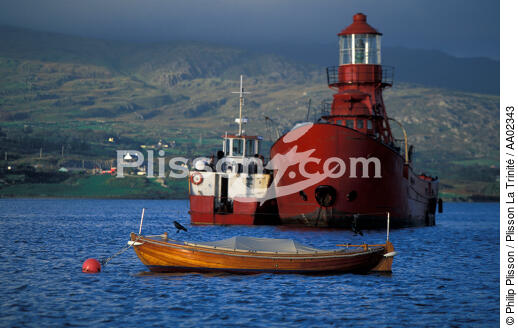 Canot en bois devant un bateau phare. - © Philip Plisson / Plisson La Trinité / AA02343 - Nos reportages photos - Mer calme