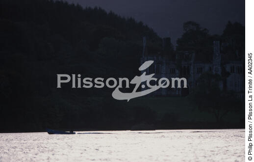 Barque passant devant un manoir, à Castletown Bere. - © Philip Plisson / Plisson La Trinité / AA02345 - Nos reportages photos - Manoir