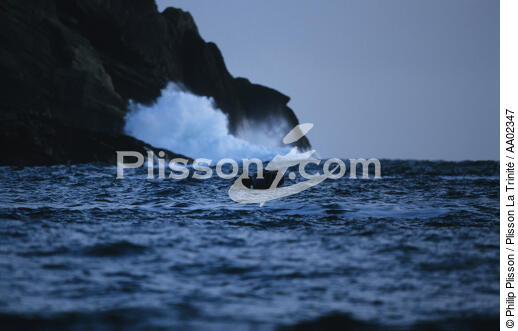 Vague sur rocher. - © Philip Plisson / Plisson La Trinité / AA02347 - Photo Galleries - Fishing boat
