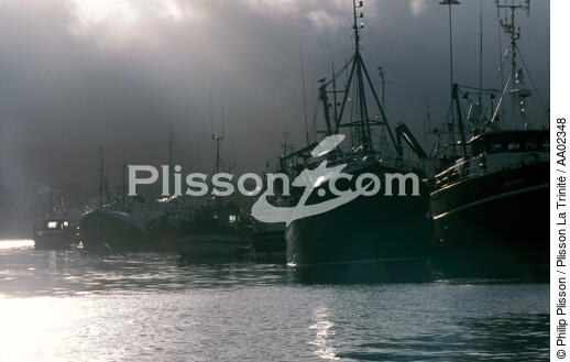 Bateaux de pêche dans le port de Castletown Bere. - © Philip Plisson / Plisson La Trinité / AA02348 - Nos reportages photos - Nuage