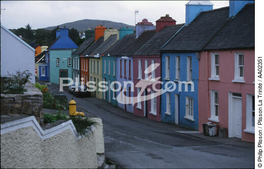 Maisons colorées à Eyeries. - © Philip Plisson / Plisson La Trinité / AA02351 - Nos reportages photos - Ville [Irl]