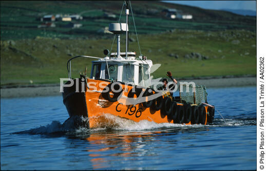 Pêcheur saluant. - © Philip Plisson / Plisson La Trinité / AA02362 - Photo Galleries - Foreign country