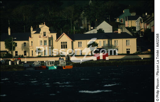 Bateaux de pêche devant une maison colorée à Knight's Town. - © Philip Plisson / Plisson La Trinité / AA02368 - Nos reportages photos - Irlande, l'île verte