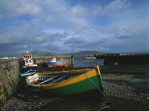 Bateaux dans un port à marée basse. © Philip Plisson / Plisson La Trinité / AA02373 - Nos reportages photos - Irlande, l'île verte