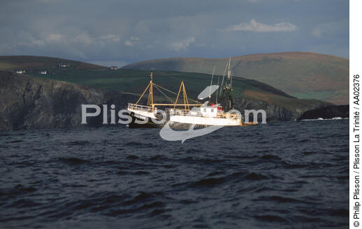 Bateaux de pêche passant devant la côte. - © Philip Plisson / Plisson La Trinité / AA02376 - Nos reportages photos - Irlande, l'île verte